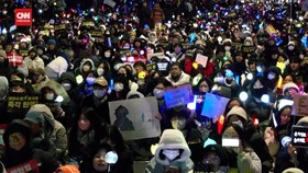 VIDEO: Demo Ribuan Warga Korsel bak Konser K-pop Desak Presiden Mundur