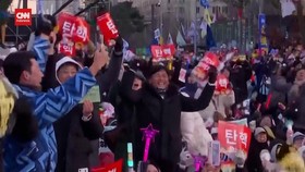 VIDEO: Sukacita Warga Korsel saat Yoon Suk Yeol Resmi Dimakzulkan