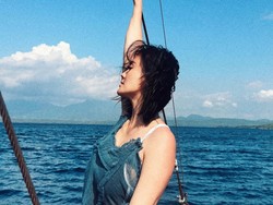 Agnez Mo Tampil Natural Dengan Dress Menerawang saat Liburan di Bali
