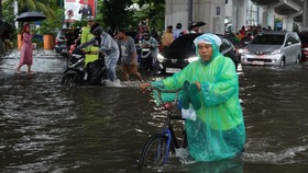 Banjir Makassar: Rumah Dinas Gubenur hingga Ruang ICU RS Terendam