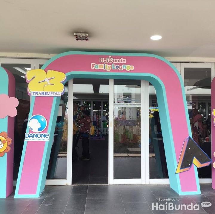 <p>HUT ke-23 Transmedia hari kedua, Minggu (15/12/24), dibuka dengan berbagai aktivitas seru. Orang tua yang membawa anak juga bisa menghabiskan waktu di HaiBunda Family Lounge. (Foto: Annisa Karnesyia/HaiBunda)</p>