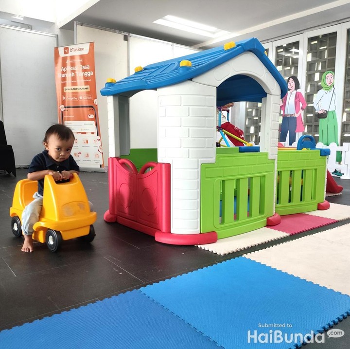<p>Area lain di HaiBunda Family Lounge adalah <em>playground</em>, di mana Si Kecil bisa mencoba berbagai permainan seru untuk mengasah kemampuan motorik atau gerak tubuhnya. Di sini, anak-anak juga bisa bertemu teman baru untuk bermain bersama. (Foto: Annisa Karnesyia/ HaiBunda)</p>