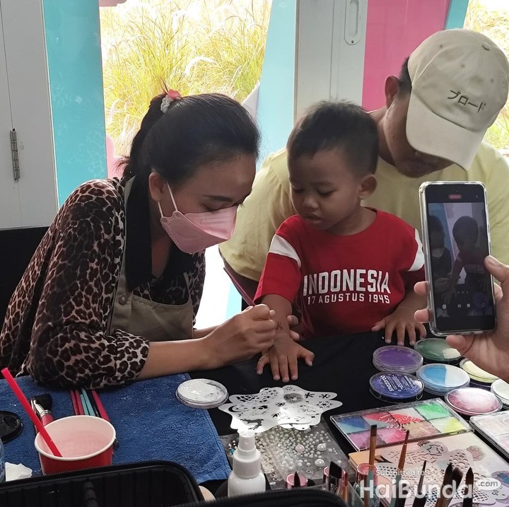 <p>Selain area bermain, HaiBunda Family Lounge juga menyediakan tempat khusus untuk Si Kecil yang ingin mencoba<em> face painting</em> atau melukis karakter kesukaan anak di wajah. Tak hanya untuk anak,<em> face painting</em> ini juga dapat dicoba oleh orang dewasa. (Foto: Annisa Karnesyia/ HaiBunda)</p>