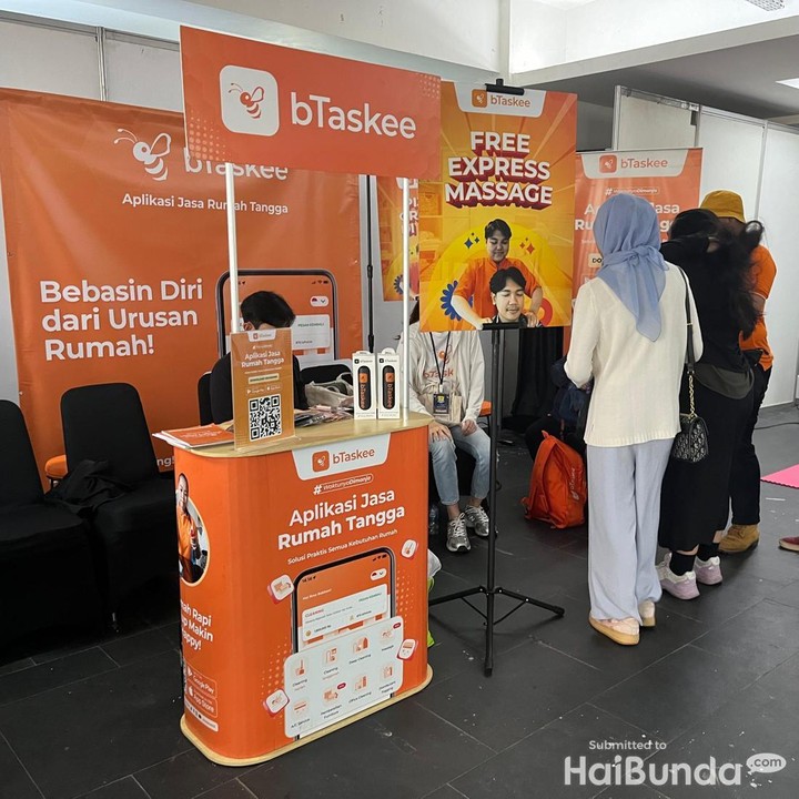 <p>Sambil menunggu anak bermain di <em>playground</em> dan OtterPlay, Bunda dan Ayah bisa mampir ke <em>booth</em> di dekat registrasi. Di <em>booth</em> ini, Bunda dan Ayah dapat mendapatkan pijat yang bisa menghilangkan pegal-pegal di badan. (Foto: Annisa Karnesyia/ HaiBunda)</p>