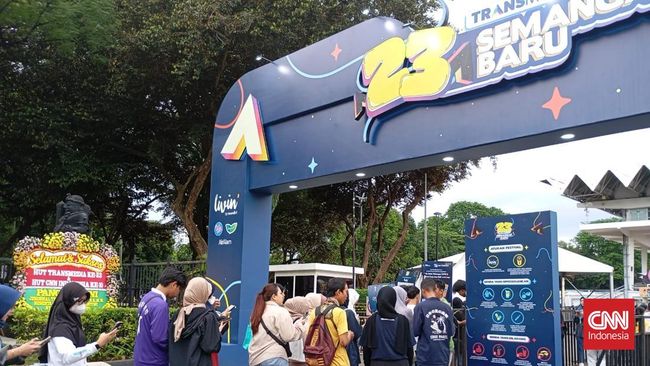 Para pengunjung HUT Transmedia 23 mulai memadati Istora Senayan pada gelaran hari kedua acara tersebut pada Minggu (15/12).