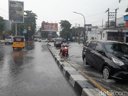 Jalan Sultan Alauddin Makassar Tergenang Usai Hujan Deras, Motor-Mobil Mogok