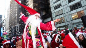 FOTO: New York City Diserbu Ribuan Sinterklas