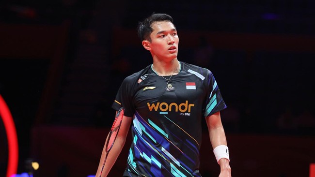 Jonatan Christie mengaku merasakan sakit saat bertanding lawan Anders Antonsen di semifinal BWF World Tour Finals 2024. Jonatan kalah di laga tersebut.