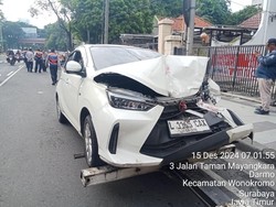 Brak! Calya Seruduk Suroboyo Bus di Jalan Diponegoro