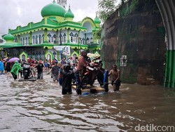 Saat Jalanan Makassar Banjir Bak Sungai, Warga Pengangkut Motor Raup Cuan