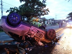 HR-V Tabrak PJU hingga Terbalik di Jalur Nasional Lamongan-Babat, 1 Luka