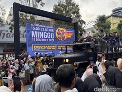 Ribuan Warga Surabaya Tumplek Blek Nonton Navy Parade Peringati HUT Armada