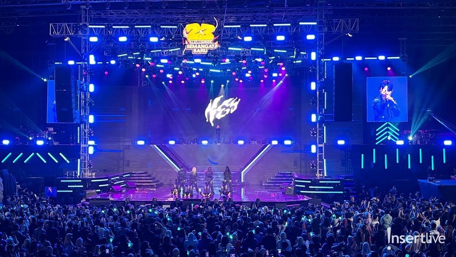 Penampilan Key SHINee di HUT TRANSMEDIA ke-23 Penampilan Key SHINee di HUT TRANSMEDIA ke-23