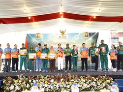 Pj Gubernur Jatim Serahkan Bonus Atlet-Pelatih Total Rp 16,4 M, Ini Pesannya