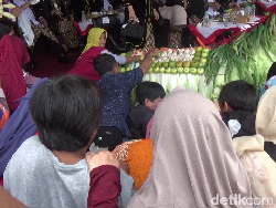Grebeg Gunungan Hasil Bumi di Lumajang, Warga Rela Berebut hingga Terjepit