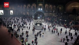 VIDEO: Seluncur Es Diklaim Terbesar Dunia Sambut Natal di Paris