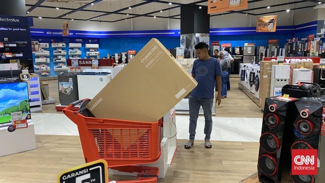 Aneka barang elektronik, seperti AC, kulkas SBS, hingga Smart TV diskon gede-gedean di Transmart Full Day Sale besok, Minggu (2/3).