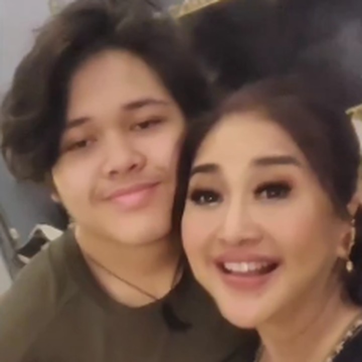 <p>Pada kesempatan itu, ia mengunggah foto sang anak dengan caption singkat menyentuh hati. "Cerita hidupku tentang kemarin malam. Malaikat kecilku, anak laki-lakiku, dia berusia 17 tahun hari ini," kata Paramitha pada laman Instagram-nya. (Foto: Instagram: @paramitha118real)</p>