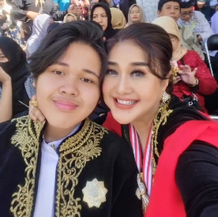 <p>Artis cantik Paramitha Rusady memiliki seorang putra bernama Adrian Tegar Maharaja Bago setelah menikah dengan Nenad Bago pada tahun 2004, Bunda. Adrian sendiri lahir pada 14 Mei 2007. (Foto: Instagram: @paramitha118real)</p>