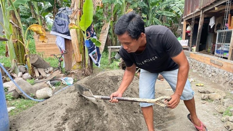 Seorang buruh harian lepas, Azis (39), kini merasakan perbedaan besar dalam kehidupan sehari-hari