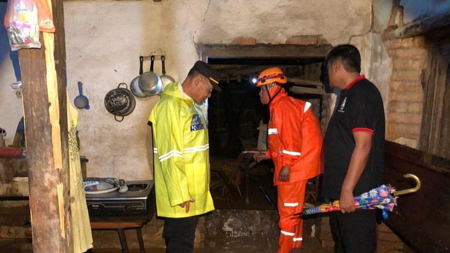 Banjir merendam tiga kecamatan di Kabupaten Ponorogo, Jawa Timur, sejak semalam hingga Senin (16/12) siang. Dua orang dinyatakan tewas dalam insiden tersebut.