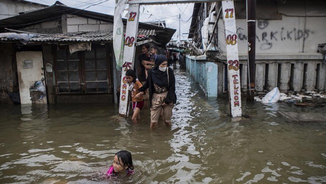 BPBD Jakarta mencatat ada lima RT dan tiga ruas jalan terendam akibat banjir hujan deras yang mengguyur wilayah Jakarta sejak Rabu (8/1) kemarin.