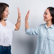 Penduduk di 5 Negara Ini Punya Cara Unik saat Saling Menyapa, Menarik Banget!