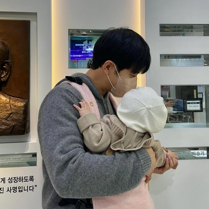 <p>Dalam unggahan yang dibagikan Lee Seung Gi dalam Instagram pribadinya, aktor 37 tahun ini memperlihatkan kegiatan terbarunya sebagai seorang ayah. Ia tampak menggendong putri pertamanya di sebuah rumah sakit anak. (Foto: Instagram @leeseunggi.official)</p>