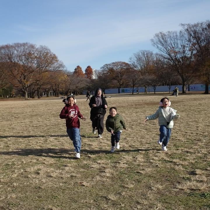 <p>Liburan ke Jepang ini menjadi kali kedua Desta dan Natasha Rizky menghabiskan waktu bersama dengan ketiga anak mereka. Pada awal tahun ini, keduanya juga berlibur ke Jepang bersama Megumi, Mishka, dan Miguel. (Foto: Instagram @desta80s/ @natasharizkynew)</p>