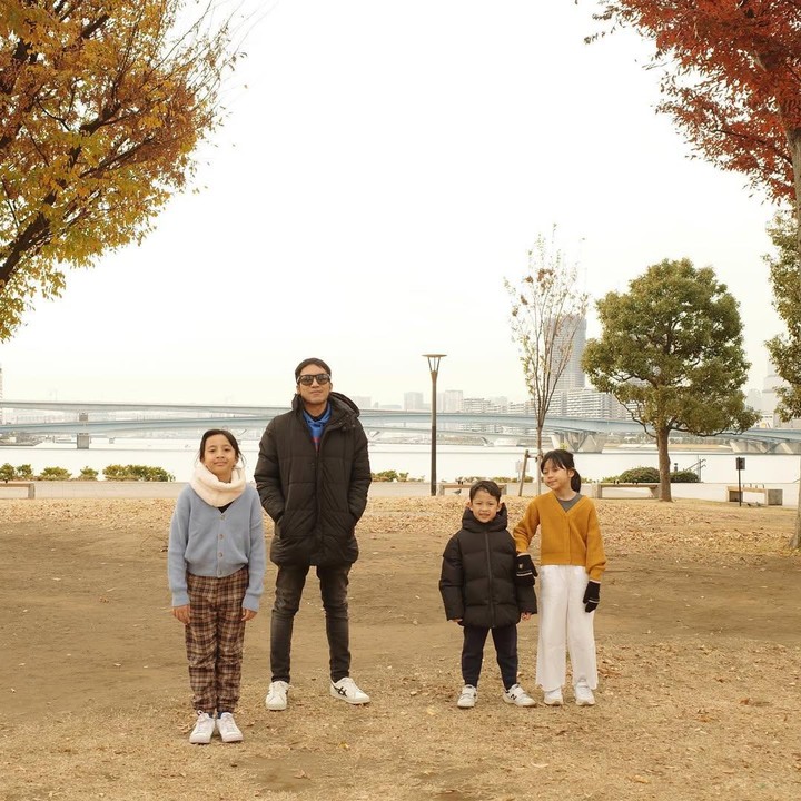 <p>Presenter Desta sudah lebih dari setahun bercerai dari Natasha Rizky. Meski telah berpisah, keduanya tetap kompak dalam urusan <em>co-parenting</em> ketiga anak mereka, Megumi, Mishka, dan Miguel. (Foto: Instagram @desta80s/ @natasharizkynew)</p>
