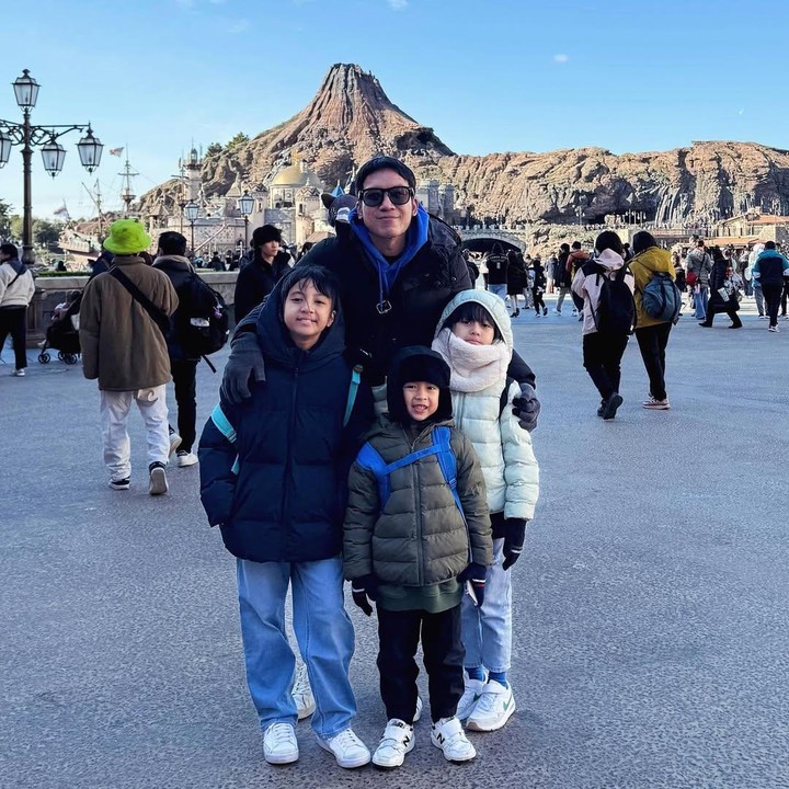 <p>Di liburan kali ini, baik Desta atau Natasha Rizky memang tidak mengunggah momen kebersamaan mereka. Keduanya hanya membagikan momen bersama anak-anak mereka yang tengah menikmati musim dingin di sana. Meski begitu, banyak netizen meninggalkan komentar yang serupa, yakni berharap keduanya bisa kembali bersama. "seneng banget liatnya ..semoga segera 'berkumpul' kembali," tulis akun @ri***. "Semoga segera rujuk kembali," ujar @mas***. (Foto: Instagram @desta80s/ @natasharizkynew)</p>
