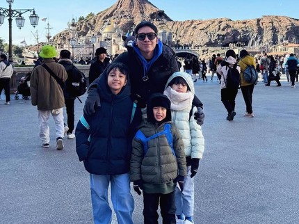 5 Potret Natasha Rizky dan Desta Kembali Ajak Anak-anak Liburan ke Jepang