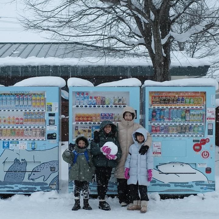 <p>Baru-baru ini, keduanya kembali liburan bersama ketiga anak mereka ke Jepang. Keduanya kompak menemani ketiga anak mereka liburan ke Negeri Sakura itu, Bunda. (Foto: Instagram @desta80s/ @natasharizkynew)</p>