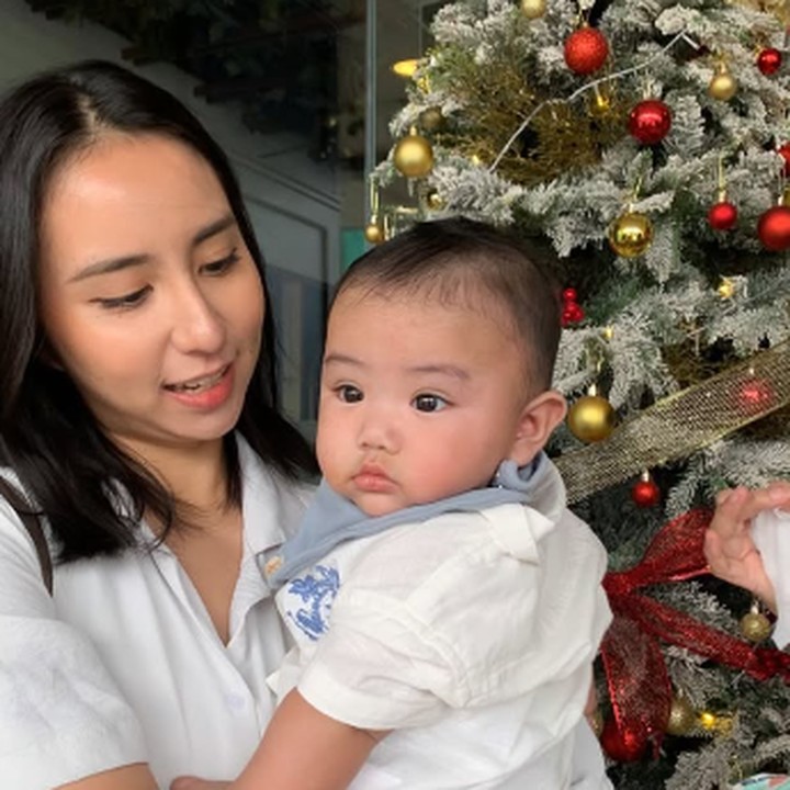<p>Elio putra Joshua Suherman dan Clairine Clay lahir pada Juli 2024. Tahun ini pun menjadi tahun pertama dirinya merayakan Natal. Melihat dari Instagram Stories sang Bunda, terlihat Elio berpose di depan pohon Natal yang besar, lho. "Lagi bobo terpaksa bangun karena mesti ganti baju dan ke gereja untuk penyerahan anak. Auto bengong," tulis Clairine. (Foto: Instagram: @clairineclay)</p>