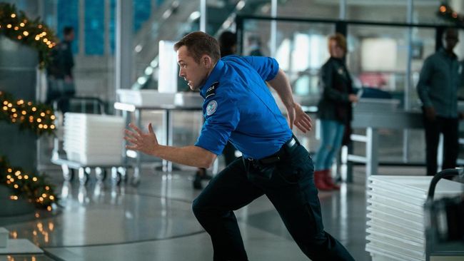 Taron Egerton mengaku tertarik bintangi sekuel Carry-On bahkan kembali beradu akting dengan Sofia Carson, kekasihnya dalam film itu.