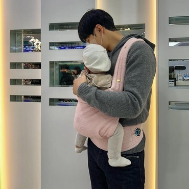 Gemas, Lee Seung Gi Perdana Pamer Foto Bareng Anak