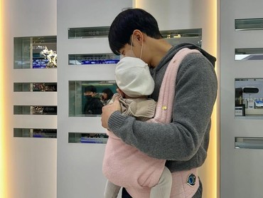 Gemas, Lee Seung Gi Perdana Pamer Foto Bareng Anak