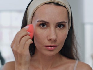 Pengen Kulit Glowing Bukan Cakey? Coba Foundation Ringan Ini, Coverage Tetap Bagus