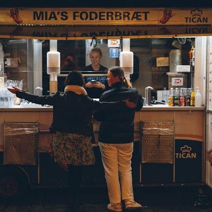 Ilustrasi mengonsumsi makanan di luar/ Foto: Pexels.com / Barbaros Kaya