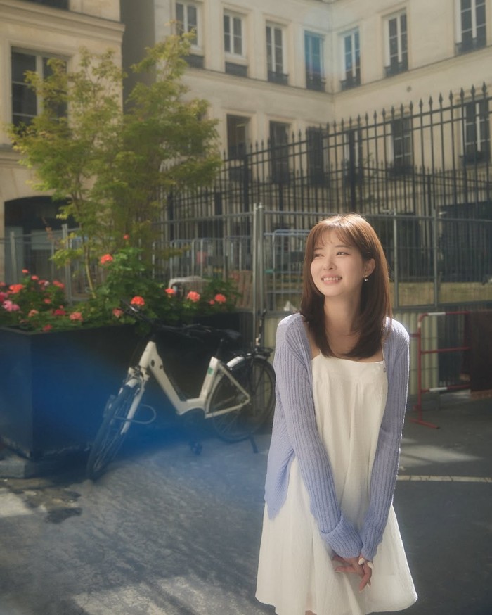 Jo Soo Min sangat suka melakukan traveling ke berbagai tempat yang menyimpan keindahan baik di dalam maupun luar negeri. Salah satu tempat berlibur adalah Paris sebagaimana memorinya terabadikan dalam foto di atas./ Foto: instagram.com/soominn_jo