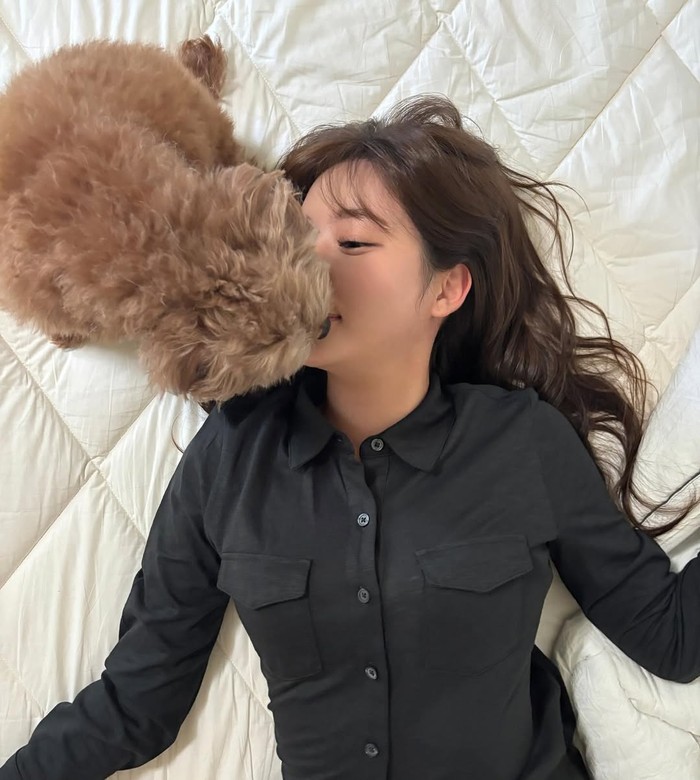 Kepribadian ceria Jo Soo Min tercurahkan pada orang-orang terdekat sekaligus anjing peliharaannya yang diberi nama Kkomi. Anjing dengan ras pudel tersebut sangat menggemaskan, Beauties./ Foto: instagram.com/soominn_jo
