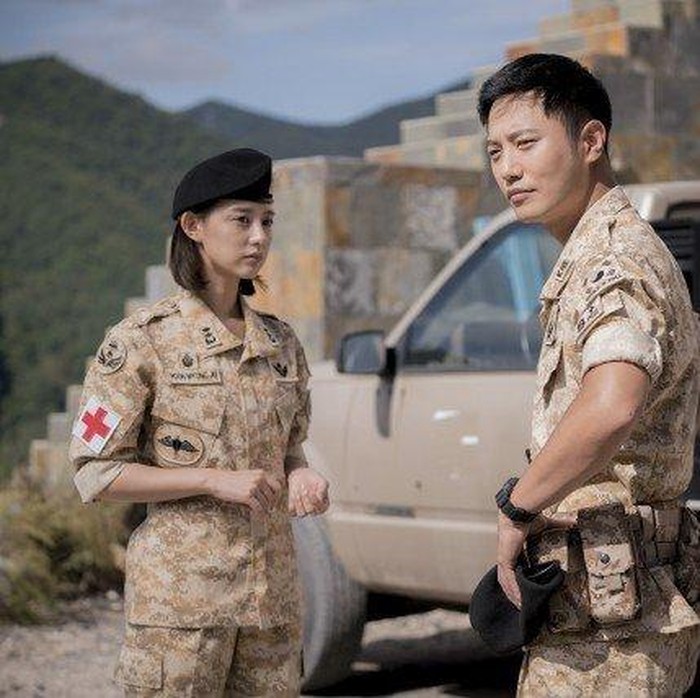 Kim Ji Won & Yoon Jin Goo di drama Descendants Of The Sun/foto: twitter.com/soompi