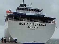 KM Bukit Siguntang Bawa 1.886 Pemudik Tabrak Dermaga Pelabuhan Parepare