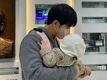 Pesan Lee Seung Gi Saat Unggah Foto Bareng Anak