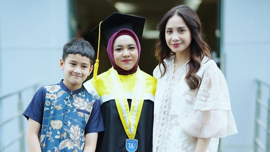 Mbak Lala wisuda S1