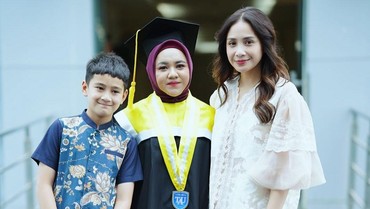 img-title Mbak Lala Wisuda S-1 Ditemani Nagita Slavina, Biaya Kuliah Jadi Sorotan