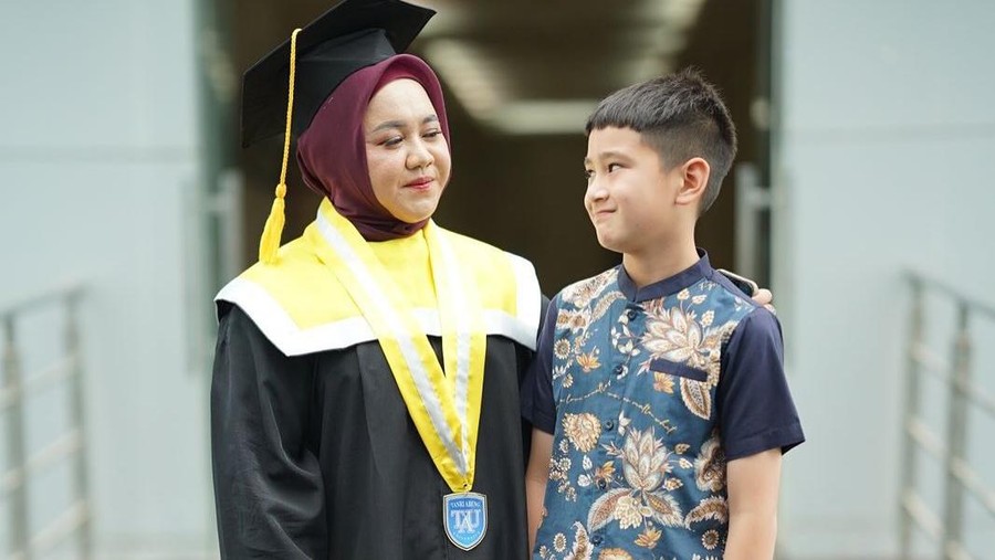 Mbak Lala wisuda S1
