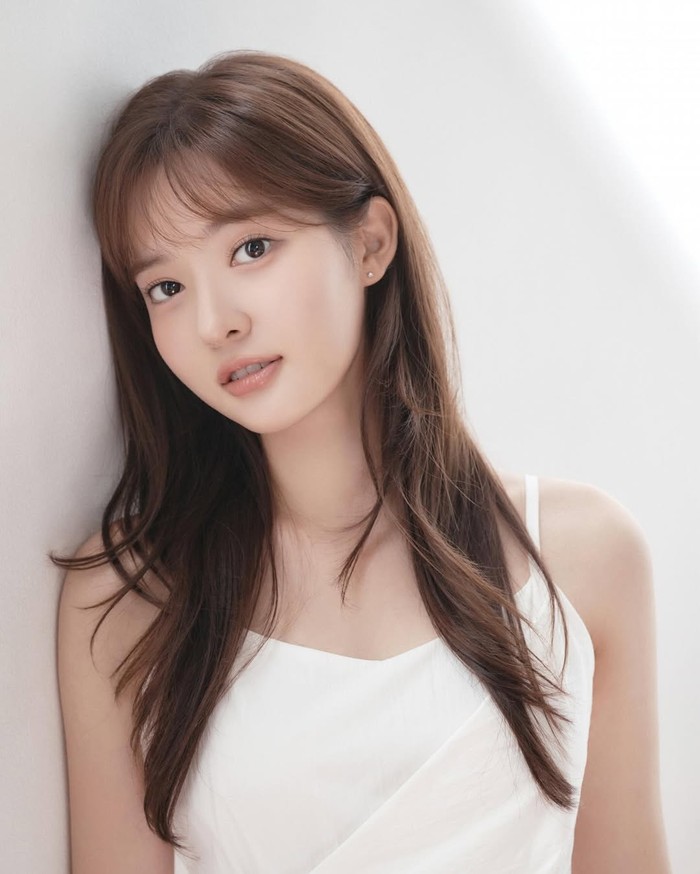 Mengenal lebih dekat, Jo Soo Min merupakan seorang aktris yang lahir pada 5 Maret 1999 dan memulai debut aktingnya sebagai aktris cilik melalui drama Invisible Man Choi Jang Soo di tahun 2006 silam./ Foto: instagram.com/soominn_jo