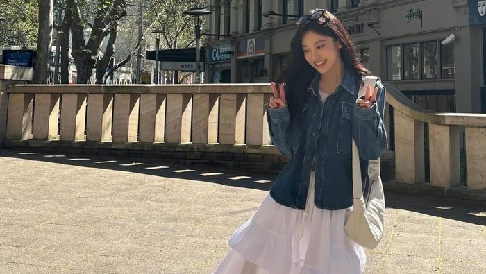 img-title Get The Look: Tampil Casual & Chic dengan Denim Jacket ala Ningning 'aespa'