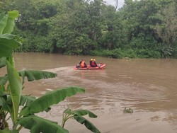 Bocah Tenggelam Saat Salto di Kali Anyar Solo Ditemukan Tewas di Sragen
